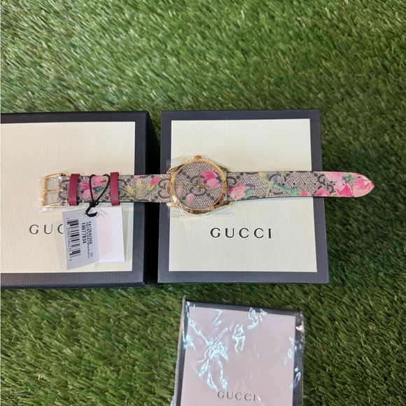 Gucci Gold and Pink Floral Watch - Picture 3 of 7